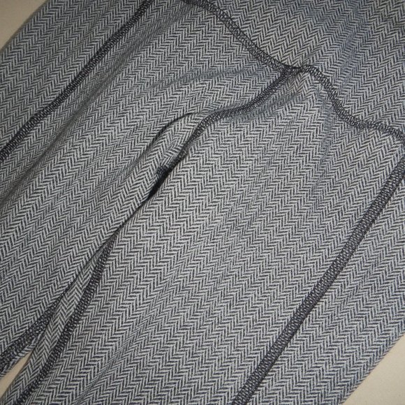 Like new Lululemon Run: Turn Around Tights - Picture 9 of 11